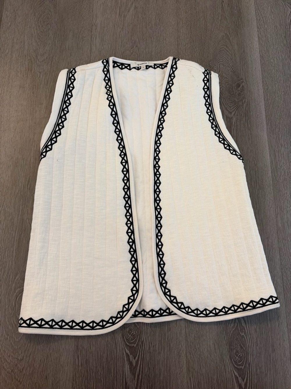 Woven Embroidered Open-Front‎ Vest - White/Black